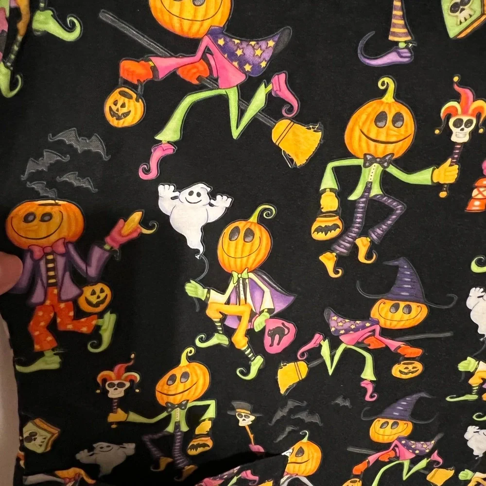 Sz M Halloween Ghost Pumpkin Trick or Treaters scrub top - Picture 4 of 12